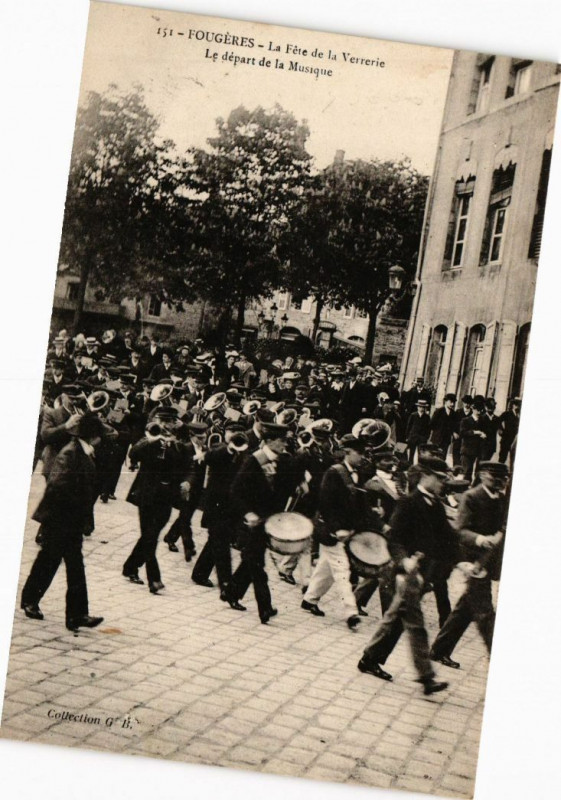 Carte postale ancienne Fougeres - La Fete de la Verrerie le départ de la musique à Fougères