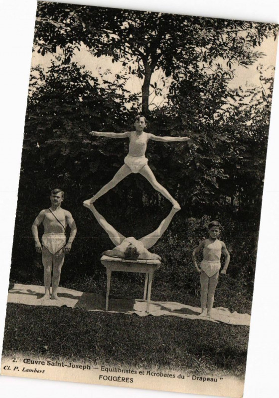 Carte postale ancienne Oeuvre Saint-Joseph Fougeres - Equilibristes et acrobates à Fougères