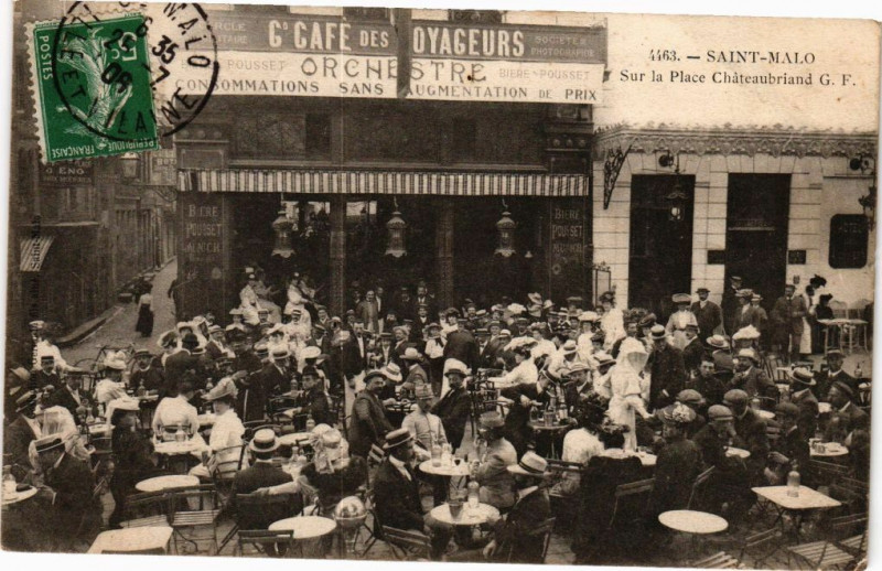 Carte postale ancienne Saint-Malo - Sur la Place Chateaubriand à Saint-Malo