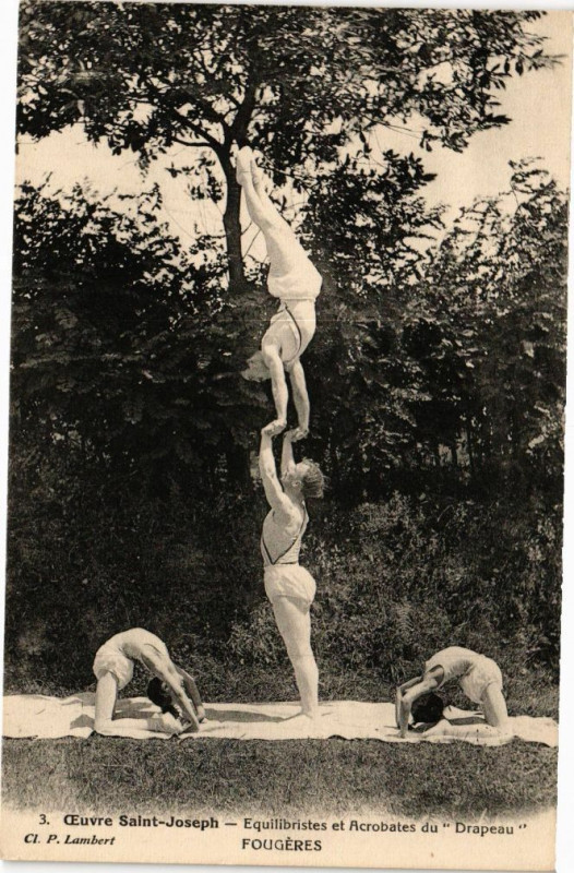 Carte postale ancienne Oeuvre Saint-Joseph Fougeres - Equilibristes et acrobates à Fougères
