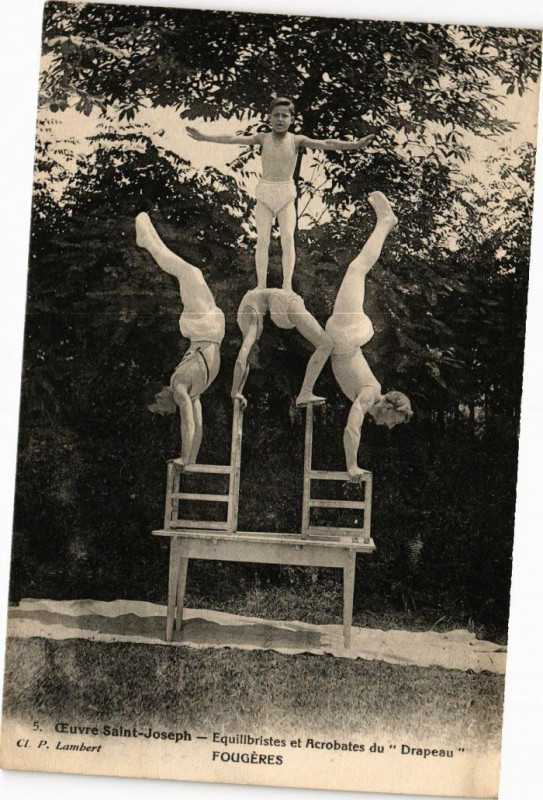 Carte postale ancienne Oeuvre Saint-Joseph Fougeres - Equilibristes et acrobates à Fougères