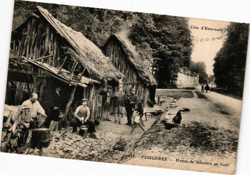 Carte postale ancienne Fougeres - Huttes de sabotiers en foret à Fougères