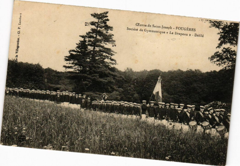 Carte postale ancienne Oeuvre Saint-Joseph Fougeres - Société de Gymnastique défilé à Fougères