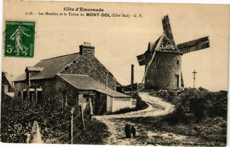 Carte postale ancienne Coté d'emeraude - Les Moulins et le Tertre du Mont-Dol (CotéSud) à Moulins