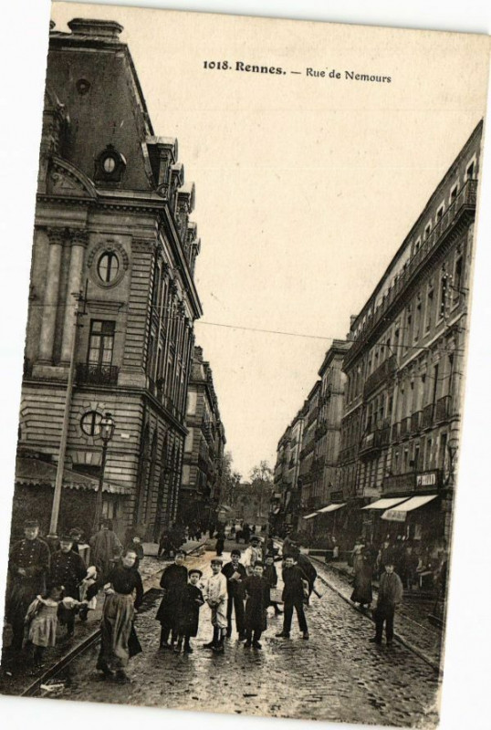 Carte postale ancienne Rennes - Rue de Nemours à Rennes
