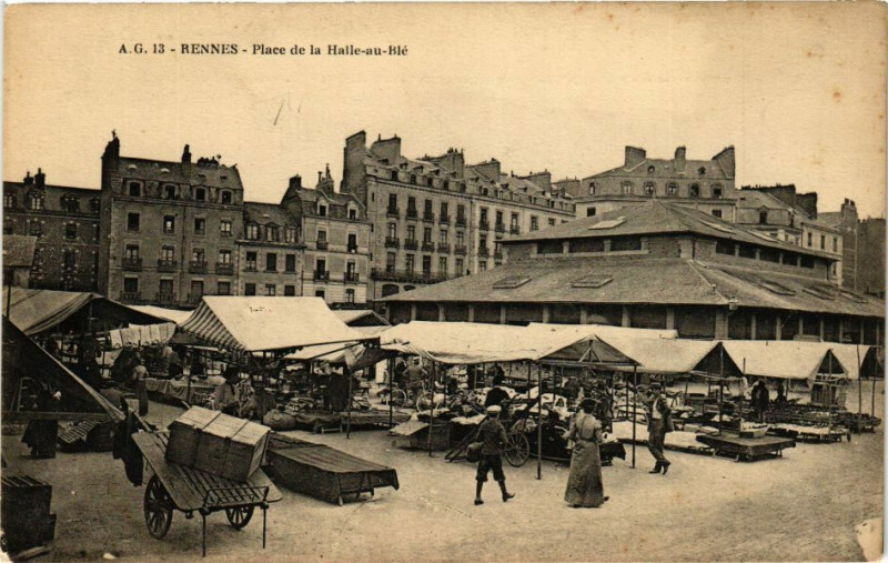 Carte postale ancienne Rennes - Place de la Halle-au-Blé à Rennes