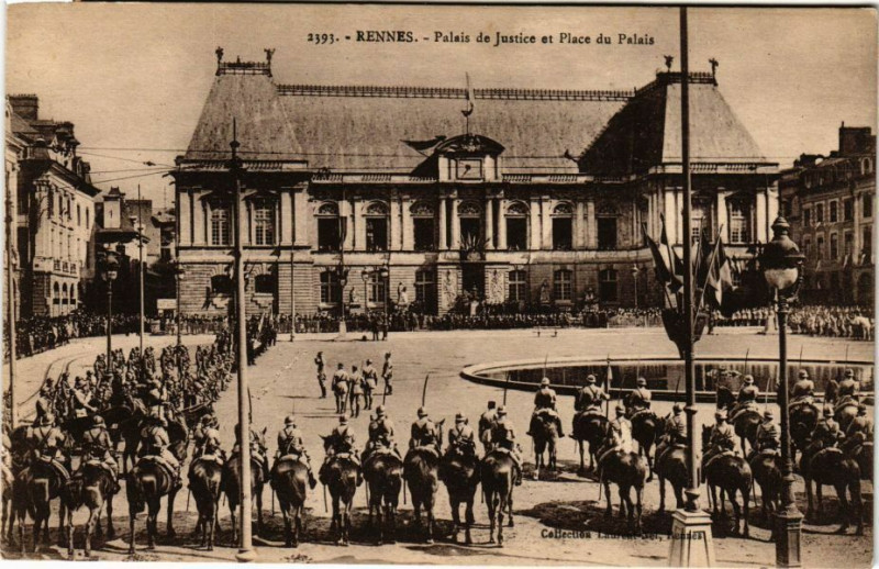 Carte postale ancienne Rennes - Palais de Justice et Place du Palais à Rennes