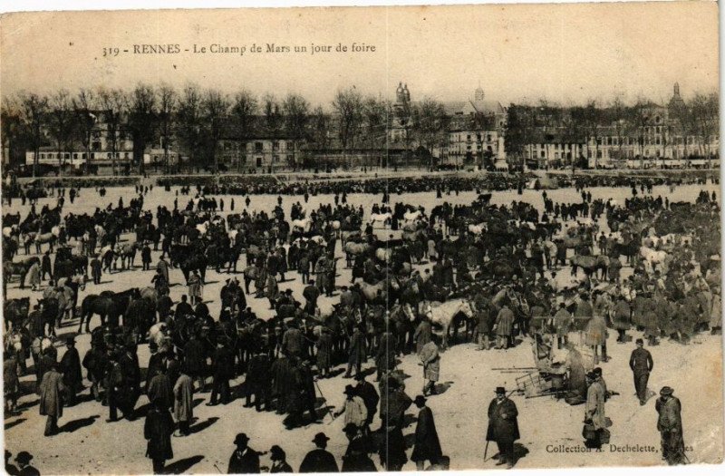 Carte postale ancienne Rennes - Le Champ du Mars un jour de foire à Rennes