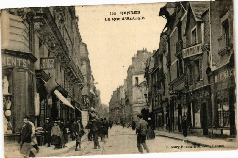 Carte postale ancienne Rennes - La Rue d'Antrain à Rennes