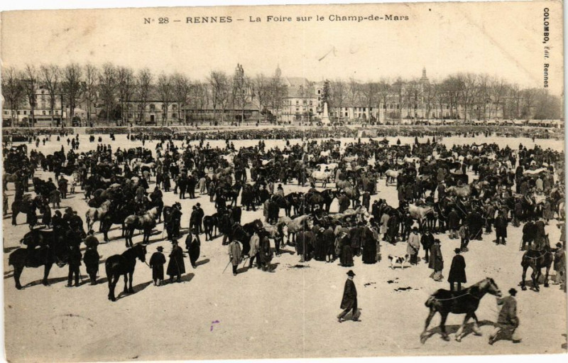 Carte postale ancienne Rennes - La Place sur le Champ-de-Mars à Rennes