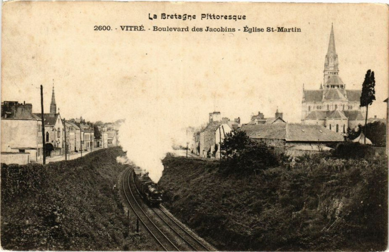 Carte postale ancienne Le Bretagne...Vitré - Boulevard des Jacobins - Eglise Saint-Martin à Vitré