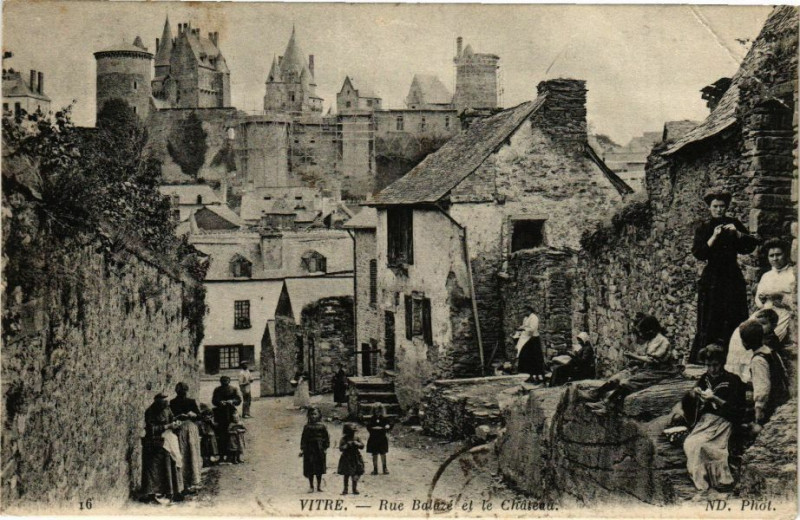 Carte postale ancienne Vitre - Rue Balazé et le Chateau à Vitré