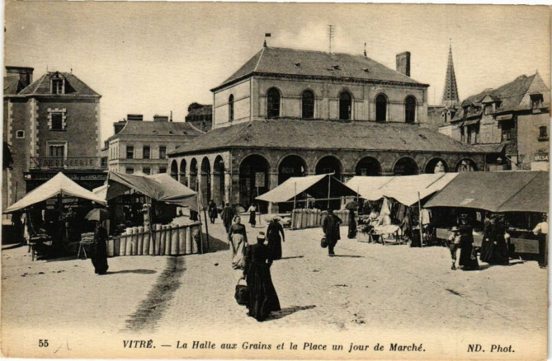 Carte postale ancienne Vitre - La Halle aux Grains et la Place un jour de Marché à Vitré