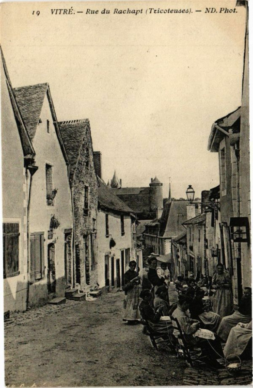 Carte postale ancienne Vitre - Rue de Rachapt (Tricoteuses) à Vitré