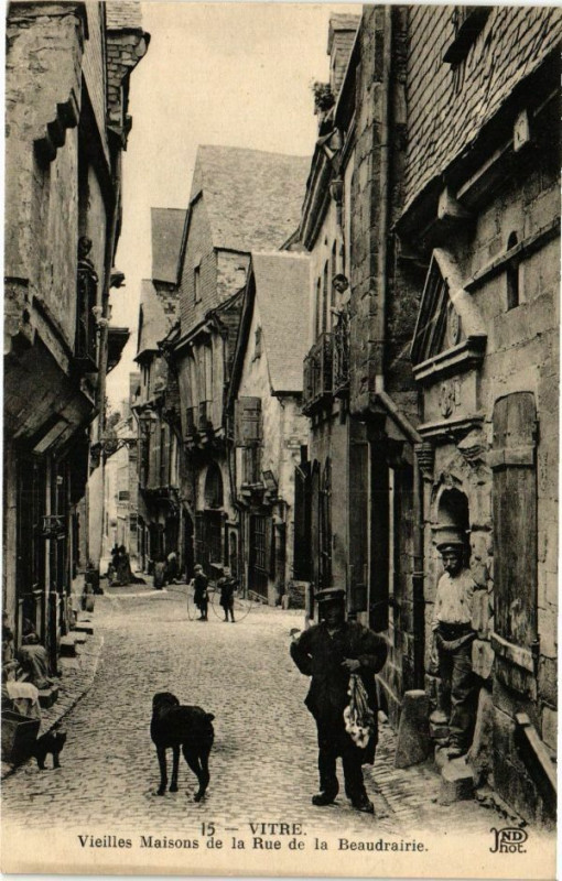 Carte postale ancienne Vitre - Vieilles Maisons de la Rue de Beaudrairie à Vitré