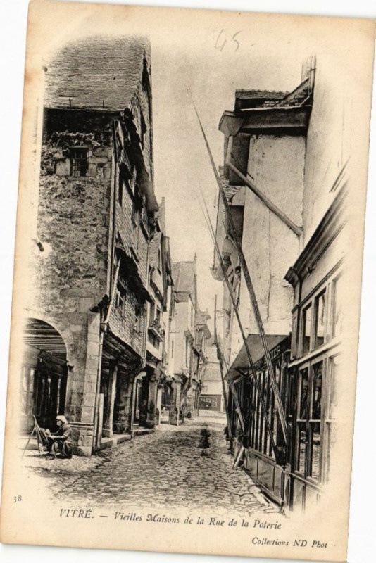 Carte postale ancienne Vitre - Vieilles Maisons de la Rue de la Poterie à Vitré