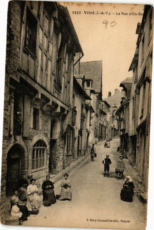 Carte postale ancienne Vitre (I.-&-V.) - La Rue d'En-Bas à Vitré
