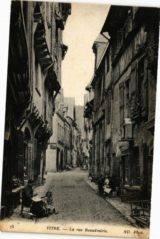Carte postale ancienne Vitre - La rue Beaudrairie à Vitré