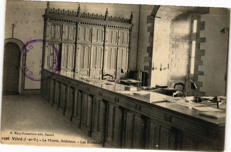 Carte postale ancienne Vitre (I.-et-V.) - La Mairie intérieure - Les Bureains à Vitré