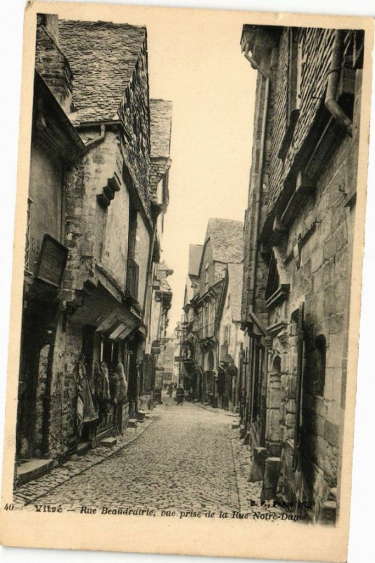 Carte postale ancienne Vitre - Rue Beaudrairie vue prise de la Rue Notre-Dame à Vitré