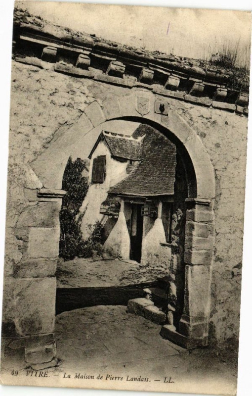 Carte postale ancienne Vitre - La Maison de Pierre Landais à Vitré