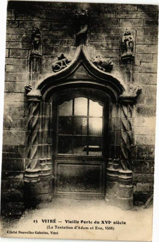 Carte postale ancienne Vitre - Vieille Porte du Xvi siécle (La Tentation d'Adams et Eve à Vitré