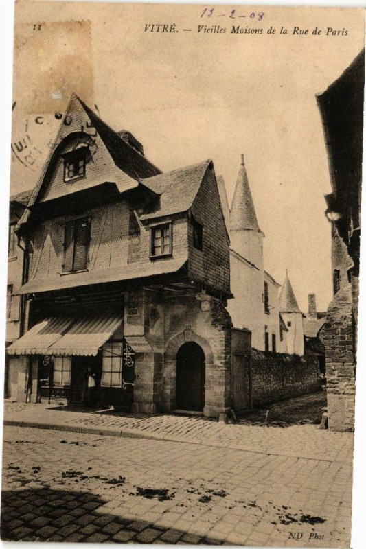 Carte postale ancienne Vitre - Vieilles Maisons de la Rue de Paris à Vitré