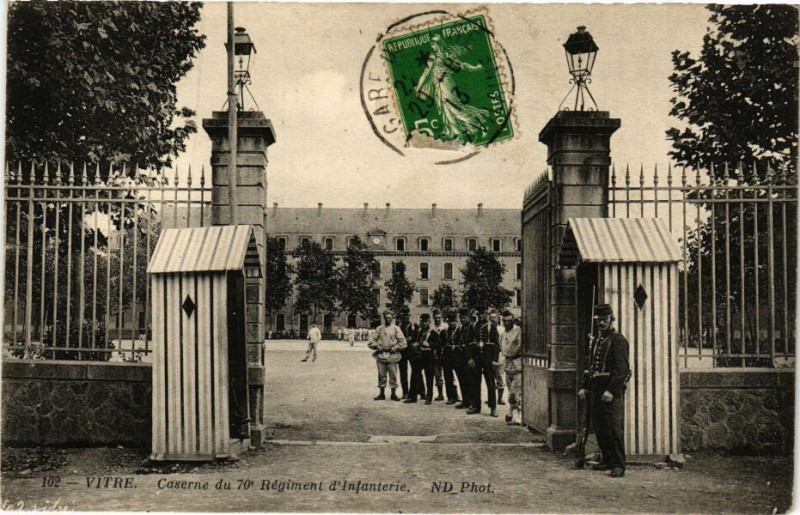 Carte postale ancienne Vitre - Caserne du 70 Régiment d'Infanterie à Vitré