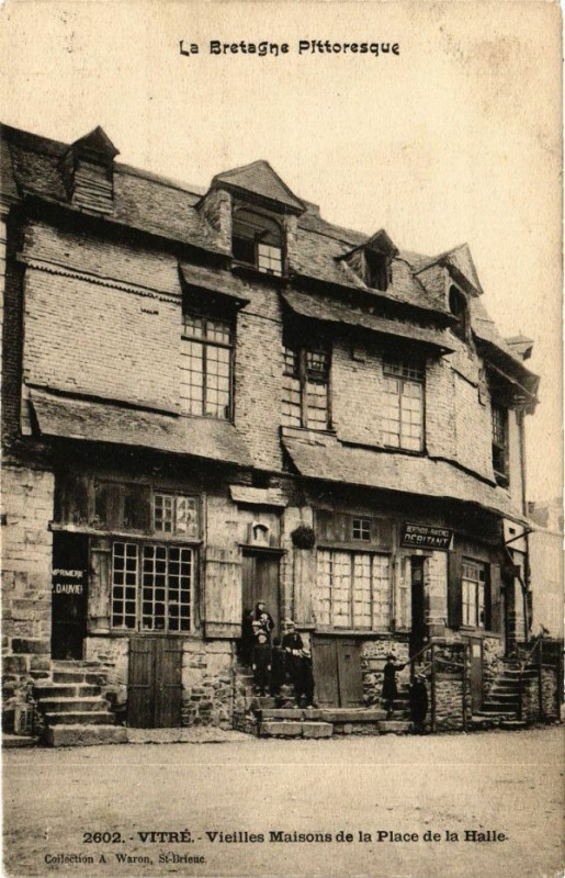 Carte postale ancienne Le Bretagne - Vitre - Vieilles Maisons de la Place de la Halle à Vitré