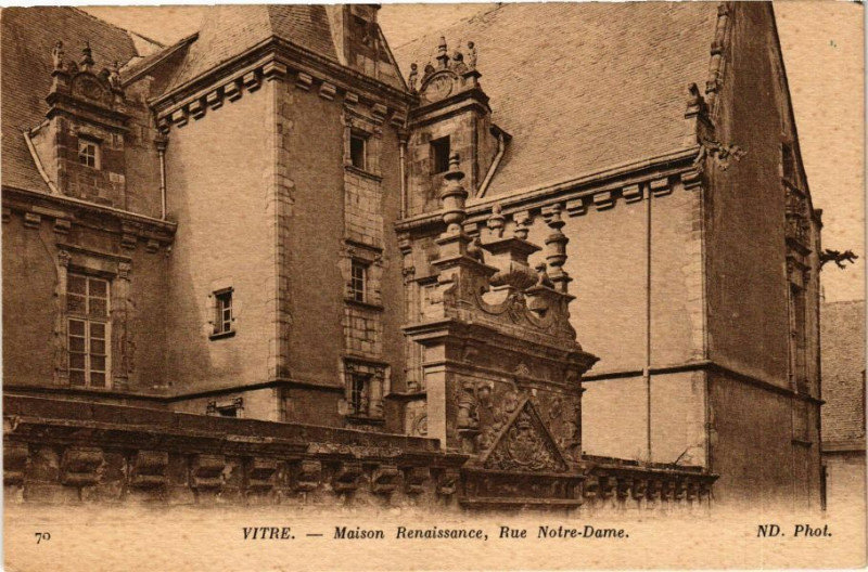 Carte postale ancienne Vitre - Maison Renaissance Rue Notre-Dame à Vitré