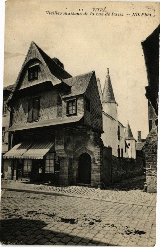 Carte postale ancienne Vitre - Vieilles maisons de la rue de Paris à Vitré