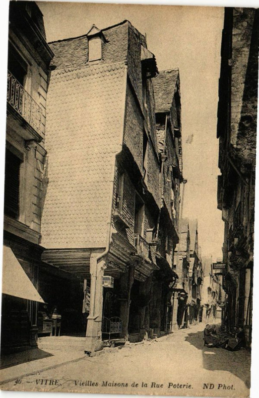 Carte postale ancienne Vitre - Vieilles Maisons de la Rue Poterie à Vitré