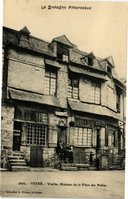 Carte postale ancienne Vitre - Vieilles Maisons de la Place des Halles à Vitré