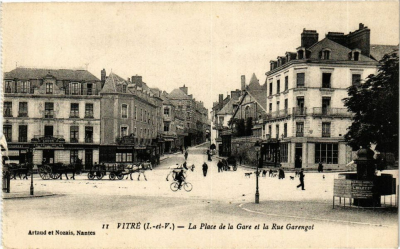 Carte postale ancienne Vitre (I.-et-V.) - La Place de la Gare et la Rue Garengol à Vitré