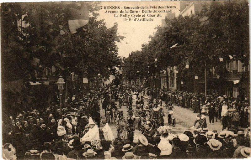 Carte postale ancienne Rennes Souvenir de la Fete des Fleurs Avenue de la Gare Défilé.. à Rennes