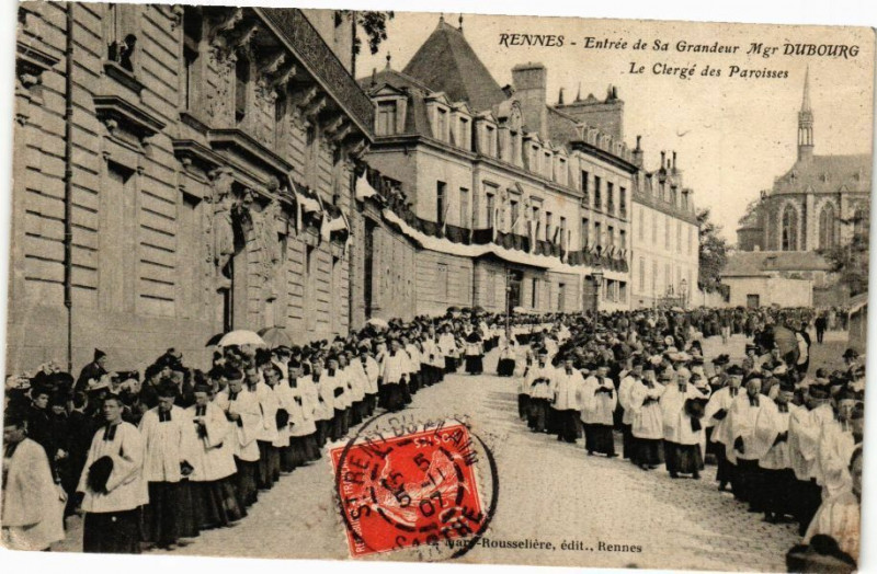 Carte postale ancienne Rennes Entrée de Sa Grandeur Mgr Dubourg Le clergé des Paroisses à Rennes