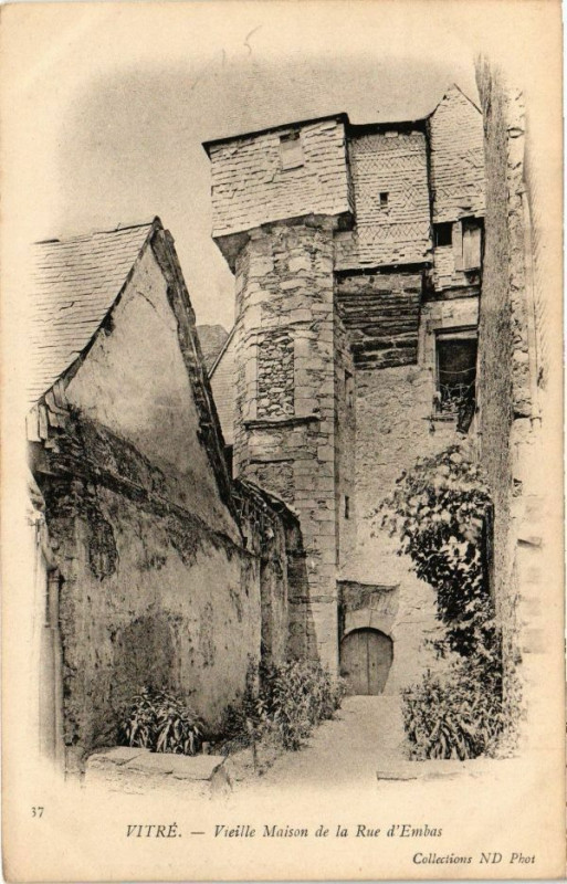Carte postale ancienne Vitre - Vieille Maison de la Rue d'Embas à Vitré