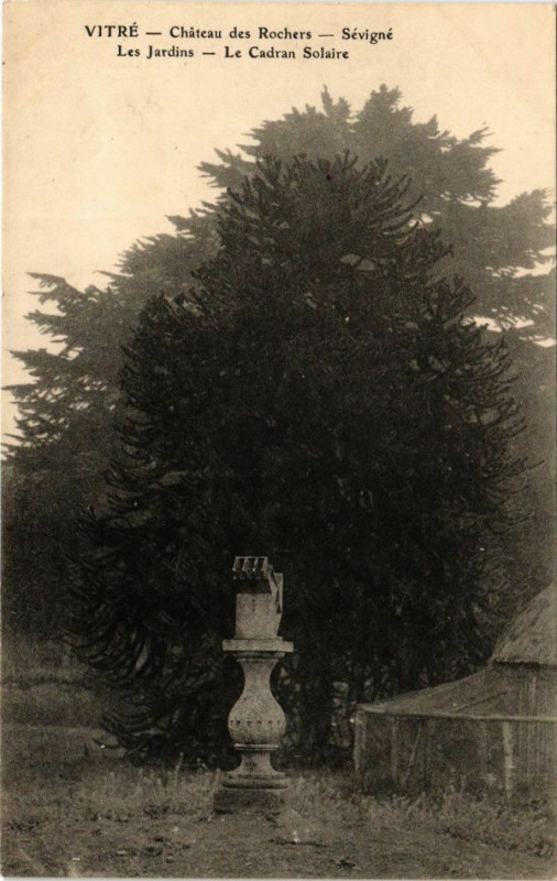 Carte postale ancienne Vitre - Chateau des Rochers - Sévigné - Les Jardins - Le Cadran à Vitré