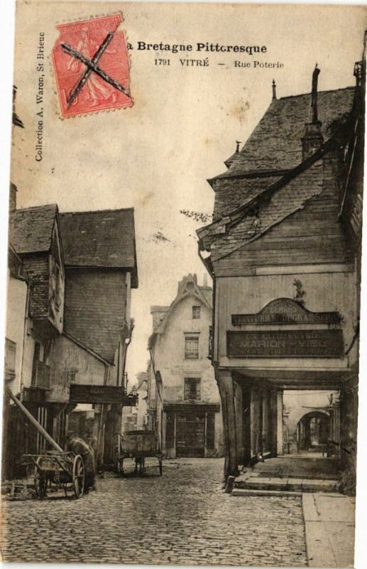 Carte postale ancienne La Bretagne Pittoresque - Vitre - Rue Poterie à Vitré
