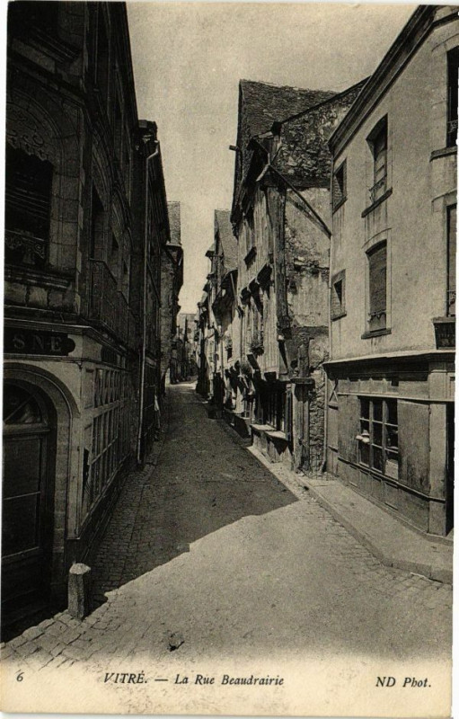 Carte postale ancienne Vitre - La Rue Beaudrairie à Vitré