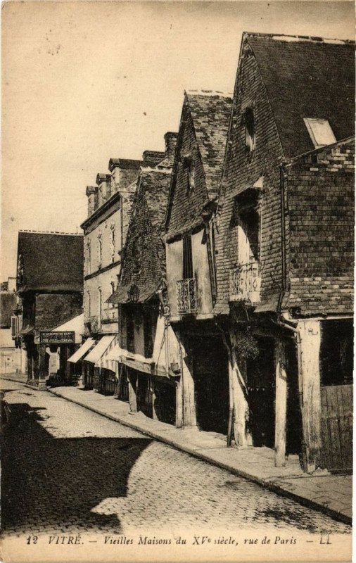 Carte postale ancienne Vitre - Vieilles Maisons du Xi siécle rue de Paris à Vitré