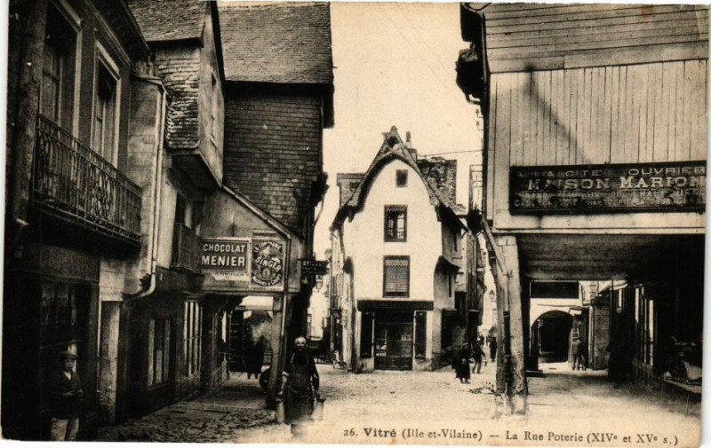 Carte postale ancienne Vitre (Ille-et-Vilaine) - La Rue Poterie (Xiv et Xv s.) à Vitré