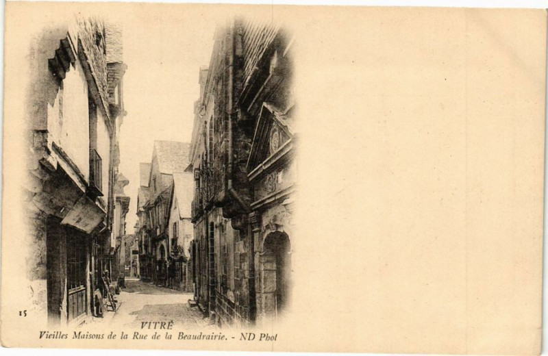 Carte postale ancienne Vitre - Vieilles Maisons de la Rue de la Beaudrairie à Vitré