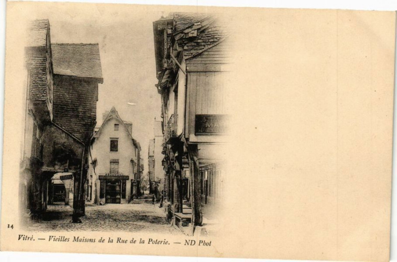 Carte postale ancienne Vitre - Vieilles Maisons de la Rue de la Poterie à Vitré