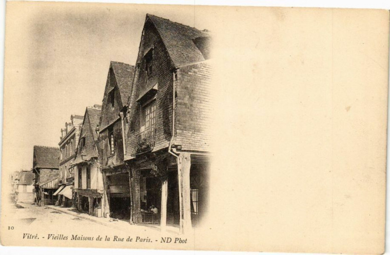 Carte postale ancienne Vitre - Vieilles Maisons de la Rue Paris à Vitré