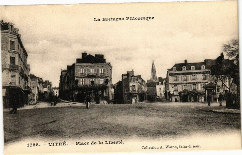 Carte postale ancienne La Bretagne Pittoresque - Vitre - Place de la Liberté à Vitré