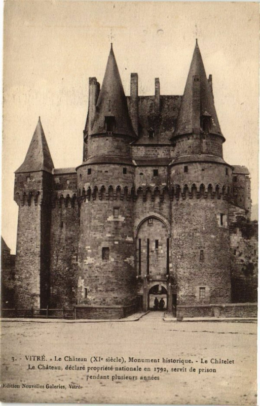 Carte postale ancienne Vitre - le Chateau (XIsiécle) Monument historique - Le Chatelet à Vitré