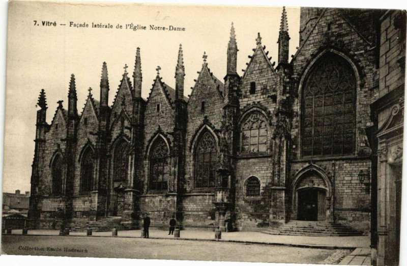 Carte postale ancienne Vitre - Facade latérale de l'Eglise Notre-Dame à Vitré