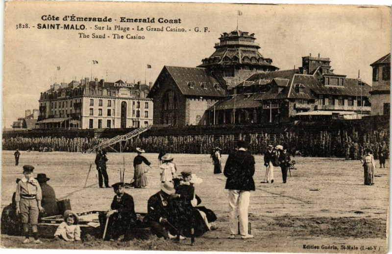 Carte postale ancienne Cote d'emeraude - Saint-Malo - Sur la Plage - Le Grand Casino à Saint-Malo
