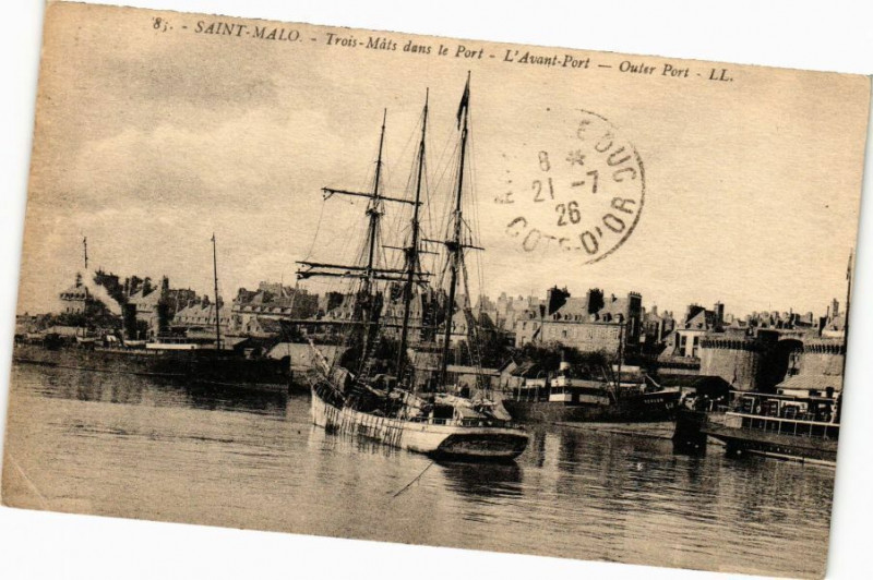 Carte postale ancienne Saint-Malo - Trois Mars dans le Port - L'Avant-Port - Outer Port à Saint-Malo
